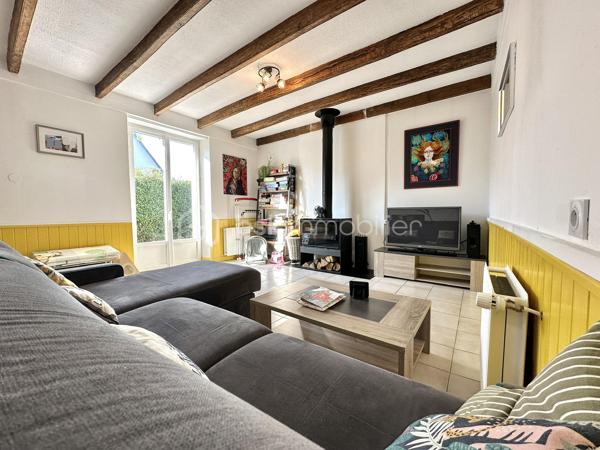 LA FORÊT-FOUESNANT – À 5 MINUTES DES PLAGES – MAISON EN PIERRE DES ANNÉES 1930 ENTIÈREMENT RÉNOVÉE – 85 M² HABITABLES – SALON-SÉJOUR AVEC POÊLE À BOIS – CUISINE AMÉNAGÉE ET ÉQUIPÉE – 2 CHAMBRES – ESPACE BUREAU – BOX-ATELIER – STATIONNEMENT – AUCUNS TRAVAUX À PRÉVOIR – PARCELLE DE 169 M².

**** Le charme de la pierre à proximité immédiate du littoral – maison rénovée, habitable immédiatement, sans travaux. ****

Gino DUPUY vous propose, à La Forêt-Fouesnant, cette maison en pierre des années 1930, entièrement rénovée, située à seulement 5 minutes des plages.

D’une surface habitable de 85 m², elle offre une pièce de vie chaleureuse avec poutres apparentes et poêle à bois, une cuisine aménagée et équipée, deux chambres lumineuses ainsi qu’un espace pouvant accueillir un bureau.

Une maison clé en main, parfaitement adaptée à une résidence principale, un premier achat, un pied-à-terre proche du littoral ou un projet d’investissement locatif.

La maison se compose de la manière suivante :

Au rez-de-chaussée :

Un sas d’entrée permettant d’accéder à l’intérieur de la maison.
Une entrée ouvrant sur un salon-séjour chaleureux avec poutres apparentes, carrelage au sol, poêle à bois et portes vitrées en PVC double vitrage donnant sur l’extérieur.
Une cuisine aménagée et équipée comprenant : four, plaques à induction, hotte, lave-vaisselle, emplacement pour réfrigérateur combiné et sèche-linge.
Une salle d’eau avec douche à l’italienne et meuble vasque.
Un WC indépendant.

À l’étage :

Un palier suffisamment spacieux pour accueillir un bureau ou un espace de travail.
Deux chambres lumineuses.

Concernant l’extérieur :

Un petit jardin situé à l’entrée de la propriété.
Une parcelle de 169 m² environ, maison comprise, actuellement non clôturée.
Une place de stationnement devant le box.
Un box-atelier offrant un espace complémentaire appréciable pour stationner, bricoler ou stocker du matériel.
(désencombré virtuellement sur l'avant dernière photo)

Informations complémentaires :

Maison en pierre construite dans les années 1930.
Couverture en ardoises naturelles.
Maison rénovée.
Menuiseries en PVC double vitrage avec volets battants.
Chauffage par chaudière électrique et poêle à bois dans la pièce de vie.
Aucuns travaux à prévoir.
Surface habitable : 85 m².
Parcelle : 169 m² environ, maison comprise.
Deux chambres et un espace bureau.
Plages accessibles en 5 minutes environ.
Taxe foncière : 627€

Une maison pleine de charme, fonctionnelle et immédiatement habitable, bénéficiant d’un emplacement recherché à proximité du littoral de La Forêt-Fouesnant.


- - - Visite uniquement sur rendez-vous - - -

Contact Exclusif BSK : Gino DUPUY

VENTE IMMOBILIÈRE – LA FORÊT-FOUESNANT, QUIMPER & ALENTOURS
Échangeons sur votre projet, sans engagement, afin de définir la meilleure stratégie de vente.

APPORTEURS D’AFFAIRES
Vous connaissez quelqu’un qui souhaite vendre ou acheter ?
Un simple message suffit pour initier un contact, je m’occupe du reste. Rémunération attractive.

COLLABORATION INTERCABINET
Discutons volontiers d’un partage de mandat ou d’un acheteur en recherche.
Honoraires à la charge du vendeur : aucuns frais d’agence supplémentaires pour l’acquéreur.

Le prix affiché est le prix final, hors frais de notaire.