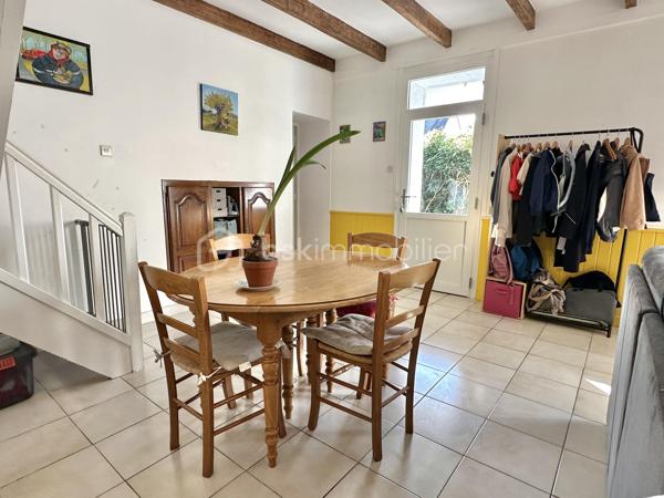 LA FORÊT-FOUESNANT – À 5 MINUTES DES PLAGES – MAISON EN PIERRE DES ANNÉES 1930 ENTIÈREMENT RÉNOVÉE – 85 M² HABITABLES – SALON-SÉJOUR AVEC POÊLE À BOIS – CUISINE AMÉNAGÉE ET ÉQUIPÉE – 2 CHAMBRES – ESPACE BUREAU – BOX-ATELIER – STATIONNEMENT – AUCUNS TRAVAUX À PRÉVOIR – PARCELLE DE 169 M².

**** Le charme de la pierre à proximité immédiate du littoral – maison rénovée, habitable immédiatement, sans travaux. ****

Gino DUPUY vous propose, à La Forêt-Fouesnant, cette maison en pierre des années 1930, entièrement rénovée, située à seulement 5 minutes des plages.

D’une surface habitable de 85 m², elle offre une pièce de vie chaleureuse avec poutres apparentes et poêle à bois, une cuisine aménagée et équipée, deux chambres lumineuses ainsi qu’un espace pouvant accueillir un bureau.

Une maison clé en main, parfaitement adaptée à une résidence principale, un premier achat, un pied-à-terre proche du littoral ou un projet d’investissement locatif.

La maison se compose de la manière suivante :

Au rez-de-chaussée :

Un sas d’entrée permettant d’accéder à l’intérieur de la maison.
Une entrée ouvrant sur un salon-séjour chaleureux avec poutres apparentes, carrelage au sol, poêle à bois et portes vitrées en PVC double vitrage donnant sur l’extérieur.
Une cuisine aménagée et équipée comprenant : four, plaques à induction, hotte, lave-vaisselle, emplacement pour réfrigérateur combiné et sèche-linge.
Une salle d’eau avec douche à l’italienne et meuble vasque.
Un WC indépendant.

À l’étage :

Un palier suffisamment spacieux pour accueillir un bureau ou un espace de travail.
Deux chambres lumineuses.

Concernant l’extérieur :

Un petit jardin situé à l’entrée de la propriété.
Une parcelle de 169 m² environ, maison comprise, actuellement non clôturée.
Une place de stationnement devant le box.
Un box-atelier offrant un espace complémentaire appréciable pour stationner, bricoler ou stocker du matériel.
(désencombré virtuellement sur l'avant dernière photo)

Informations complémentaires :

Maison en pierre construite dans les années 1930.
Couverture en ardoises naturelles.
Maison rénovée.
Menuiseries en PVC double vitrage avec volets battants.
Chauffage par chaudière électrique et poêle à bois dans la pièce de vie.
Aucuns travaux à prévoir.
Surface habitable : 85 m².
Parcelle : 169 m² environ, maison comprise.
Deux chambres et un espace bureau.
Plages accessibles en 5 minutes environ.
Taxe foncière : 627€

Une maison pleine de charme, fonctionnelle et immédiatement habitable, bénéficiant d’un emplacement recherché à proximité du littoral de La Forêt-Fouesnant.


- - - Visite uniquement sur rendez-vous - - -

Contact Exclusif BSK : Gino DUPUY

VENTE IMMOBILIÈRE – LA FORÊT-FOUESNANT, QUIMPER & ALENTOURS
Échangeons sur votre projet, sans engagement, afin de définir la meilleure stratégie de vente.

APPORTEURS D’AFFAIRES
Vous connaissez quelqu’un qui souhaite vendre ou acheter ?
Un simple message suffit pour initier un contact, je m’occupe du reste. Rémunération attractive.

COLLABORATION INTERCABINET
Discutons volontiers d’un partage de mandat ou d’un acheteur en recherche.
Honoraires à la charge du vendeur : aucuns frais d’agence supplémentaires pour l’acquéreur.

Le prix affiché est le prix final, hors frais de notaire.