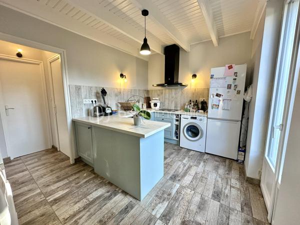 LA FORÊT-FOUESNANT – À 5 MINUTES DES PLAGES – MAISON EN PIERRE DES ANNÉES 1930 ENTIÈREMENT RÉNOVÉE – 85 M² HABITABLES – SALON-SÉJOUR AVEC POÊLE À BOIS – CUISINE AMÉNAGÉE ET ÉQUIPÉE – 2 CHAMBRES – ESPACE BUREAU – BOX-ATELIER – STATIONNEMENT – AUCUNS TRAVAUX À PRÉVOIR – PARCELLE DE 169 M².

**** Le charme de la pierre à proximité immédiate du littoral – maison rénovée, habitable immédiatement, sans travaux. ****

Gino DUPUY vous propose, à La Forêt-Fouesnant, cette maison en pierre des années 1930, entièrement rénovée, située à seulement 5 minutes des plages.

D’une surface habitable de 85 m², elle offre une pièce de vie chaleureuse avec poutres apparentes et poêle à bois, une cuisine aménagée et équipée, deux chambres lumineuses ainsi qu’un espace pouvant accueillir un bureau.

Une maison clé en main, parfaitement adaptée à une résidence principale, un premier achat, un pied-à-terre proche du littoral ou un projet d’investissement locatif.

La maison se compose de la manière suivante :

Au rez-de-chaussée :

Un sas d’entrée permettant d’accéder à l’intérieur de la maison.
Une entrée ouvrant sur un salon-séjour chaleureux avec poutres apparentes, carrelage au sol, poêle à bois et portes vitrées en PVC double vitrage donnant sur l’extérieur.
Une cuisine aménagée et équipée comprenant : four, plaques à induction, hotte, lave-vaisselle, emplacement pour réfrigérateur combiné et sèche-linge.
Une salle d’eau avec douche à l’italienne et meuble vasque.
Un WC indépendant.

À l’étage :

Un palier suffisamment spacieux pour accueillir un bureau ou un espace de travail.
Deux chambres lumineuses.

Concernant l’extérieur :

Un petit jardin situé à l’entrée de la propriété.
Une parcelle de 169 m² environ, maison comprise, actuellement non clôturée.
Une place de stationnement devant le box.
Un box-atelier offrant un espace complémentaire appréciable pour stationner, bricoler ou stocker du matériel.
(désencombré virtuellement sur l'avant dernière photo)

Informations complémentaires :

Maison en pierre construite dans les années 1930.
Couverture en ardoises naturelles.
Maison rénovée.
Menuiseries en PVC double vitrage avec volets battants.
Chauffage par chaudière électrique et poêle à bois dans la pièce de vie.
Aucuns travaux à prévoir.
Surface habitable : 85 m².
Parcelle : 169 m² environ, maison comprise.
Deux chambres et un espace bureau.
Plages accessibles en 5 minutes environ.
Taxe foncière : 627€

Une maison pleine de charme, fonctionnelle et immédiatement habitable, bénéficiant d’un emplacement recherché à proximité du littoral de La Forêt-Fouesnant.


- - - Visite uniquement sur rendez-vous - - -

Contact Exclusif BSK : Gino DUPUY

VENTE IMMOBILIÈRE – LA FORÊT-FOUESNANT, QUIMPER & ALENTOURS
Échangeons sur votre projet, sans engagement, afin de définir la meilleure stratégie de vente.

APPORTEURS D’AFFAIRES
Vous connaissez quelqu’un qui souhaite vendre ou acheter ?
Un simple message suffit pour initier un contact, je m’occupe du reste. Rémunération attractive.

COLLABORATION INTERCABINET
Discutons volontiers d’un partage de mandat ou d’un acheteur en recherche.
Honoraires à la charge du vendeur : aucuns frais d’agence supplémentaires pour l’acquéreur.

Le prix affiché est le prix final, hors frais de notaire.