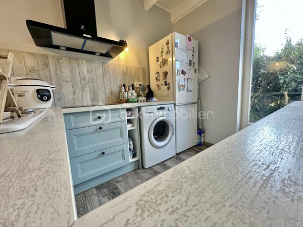 LA FORÊT-FOUESNANT – À 5 MINUTES DES PLAGES – MAISON EN PIERRE DES ANNÉES 1930 ENTIÈREMENT RÉNOVÉE – 85 M² HABITABLES – SALON-SÉJOUR AVEC POÊLE À BOIS – CUISINE AMÉNAGÉE ET ÉQUIPÉE – 2 CHAMBRES – ESPACE BUREAU – BOX-ATELIER – STATIONNEMENT – AUCUNS TRAVAUX À PRÉVOIR – PARCELLE DE 169 M².

**** Le charme de la pierre à proximité immédiate du littoral – maison rénovée, habitable immédiatement, sans travaux. ****

Gino DUPUY vous propose, à La Forêt-Fouesnant, cette maison en pierre des années 1930, entièrement rénovée, située à seulement 5 minutes des plages.

D’une surface habitable de 85 m², elle offre une pièce de vie chaleureuse avec poutres apparentes et poêle à bois, une cuisine aménagée et équipée, deux chambres lumineuses ainsi qu’un espace pouvant accueillir un bureau.

Une maison clé en main, parfaitement adaptée à une résidence principale, un premier achat, un pied-à-terre proche du littoral ou un projet d’investissement locatif.

La maison se compose de la manière suivante :

Au rez-de-chaussée :

Un sas d’entrée permettant d’accéder à l’intérieur de la maison.
Une entrée ouvrant sur un salon-séjour chaleureux avec poutres apparentes, carrelage au sol, poêle à bois et portes vitrées en PVC double vitrage donnant sur l’extérieur.
Une cuisine aménagée et équipée comprenant : four, plaques à induction, hotte, lave-vaisselle, emplacement pour réfrigérateur combiné et sèche-linge.
Une salle d’eau avec douche à l’italienne et meuble vasque.
Un WC indépendant.

À l’étage :

Un palier suffisamment spacieux pour accueillir un bureau ou un espace de travail.
Deux chambres lumineuses.

Concernant l’extérieur :

Un petit jardin situé à l’entrée de la propriété.
Une parcelle de 169 m² environ, maison comprise, actuellement non clôturée.
Une place de stationnement devant le box.
Un box-atelier offrant un espace complémentaire appréciable pour stationner, bricoler ou stocker du matériel.
(désencombré virtuellement sur l'avant dernière photo)

Informations complémentaires :

Maison en pierre construite dans les années 1930.
Couverture en ardoises naturelles.
Maison rénovée.
Menuiseries en PVC double vitrage avec volets battants.
Chauffage par chaudière électrique et poêle à bois dans la pièce de vie.
Aucuns travaux à prévoir.
Surface habitable : 85 m².
Parcelle : 169 m² environ, maison comprise.
Deux chambres et un espace bureau.
Plages accessibles en 5 minutes environ.
Taxe foncière : 627€

Une maison pleine de charme, fonctionnelle et immédiatement habitable, bénéficiant d’un emplacement recherché à proximité du littoral de La Forêt-Fouesnant.


- - - Visite uniquement sur rendez-vous - - -

Contact Exclusif BSK : Gino DUPUY

VENTE IMMOBILIÈRE – LA FORÊT-FOUESNANT, QUIMPER & ALENTOURS
Échangeons sur votre projet, sans engagement, afin de définir la meilleure stratégie de vente.

APPORTEURS D’AFFAIRES
Vous connaissez quelqu’un qui souhaite vendre ou acheter ?
Un simple message suffit pour initier un contact, je m’occupe du reste. Rémunération attractive.

COLLABORATION INTERCABINET
Discutons volontiers d’un partage de mandat ou d’un acheteur en recherche.
Honoraires à la charge du vendeur : aucuns frais d’agence supplémentaires pour l’acquéreur.

Le prix affiché est le prix final, hors frais de notaire.