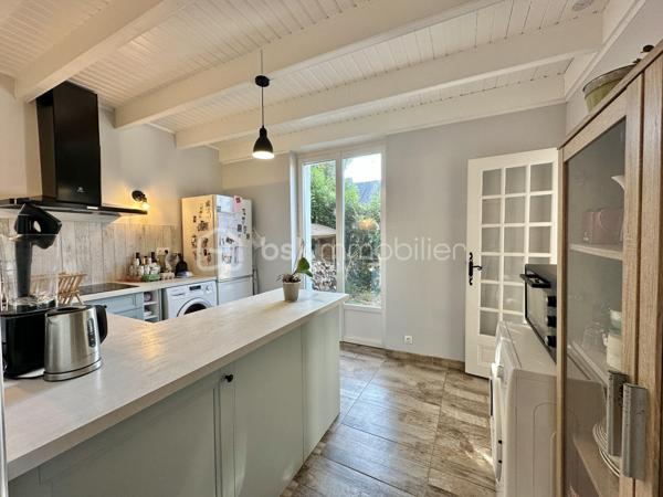 LA FORÊT-FOUESNANT – À 5 MINUTES DES PLAGES – MAISON EN PIERRE DES ANNÉES 1930 ENTIÈREMENT RÉNOVÉE – 85 M² HABITABLES – SALON-SÉJOUR AVEC POÊLE À BOIS – CUISINE AMÉNAGÉE ET ÉQUIPÉE – 2 CHAMBRES – ESPACE BUREAU – BOX-ATELIER – STATIONNEMENT – AUCUNS TRAVAUX À PRÉVOIR – PARCELLE DE 169 M².

**** Le charme de la pierre à proximité immédiate du littoral – maison rénovée, habitable immédiatement, sans travaux. ****

Gino DUPUY vous propose, à La Forêt-Fouesnant, cette maison en pierre des années 1930, entièrement rénovée, située à seulement 5 minutes des plages.

D’une surface habitable de 85 m², elle offre une pièce de vie chaleureuse avec poutres apparentes et poêle à bois, une cuisine aménagée et équipée, deux chambres lumineuses ainsi qu’un espace pouvant accueillir un bureau.

Une maison clé en main, parfaitement adaptée à une résidence principale, un premier achat, un pied-à-terre proche du littoral ou un projet d’investissement locatif.

La maison se compose de la manière suivante :

Au rez-de-chaussée :

Un sas d’entrée permettant d’accéder à l’intérieur de la maison.
Une entrée ouvrant sur un salon-séjour chaleureux avec poutres apparentes, carrelage au sol, poêle à bois et portes vitrées en PVC double vitrage donnant sur l’extérieur.
Une cuisine aménagée et équipée comprenant : four, plaques à induction, hotte, lave-vaisselle, emplacement pour réfrigérateur combiné et sèche-linge.
Une salle d’eau avec douche à l’italienne et meuble vasque.
Un WC indépendant.

À l’étage :

Un palier suffisamment spacieux pour accueillir un bureau ou un espace de travail.
Deux chambres lumineuses.

Concernant l’extérieur :

Un petit jardin situé à l’entrée de la propriété.
Une parcelle de 169 m² environ, maison comprise, actuellement non clôturée.
Une place de stationnement devant le box.
Un box-atelier offrant un espace complémentaire appréciable pour stationner, bricoler ou stocker du matériel.
(désencombré virtuellement sur l'avant dernière photo)

Informations complémentaires :

Maison en pierre construite dans les années 1930.
Couverture en ardoises naturelles.
Maison rénovée.
Menuiseries en PVC double vitrage avec volets battants.
Chauffage par chaudière électrique et poêle à bois dans la pièce de vie.
Aucuns travaux à prévoir.
Surface habitable : 85 m².
Parcelle : 169 m² environ, maison comprise.
Deux chambres et un espace bureau.
Plages accessibles en 5 minutes environ.
Taxe foncière : 627€

Une maison pleine de charme, fonctionnelle et immédiatement habitable, bénéficiant d’un emplacement recherché à proximité du littoral de La Forêt-Fouesnant.


- - - Visite uniquement sur rendez-vous - - -

Contact Exclusif BSK : Gino DUPUY

VENTE IMMOBILIÈRE – LA FORÊT-FOUESNANT, QUIMPER & ALENTOURS
Échangeons sur votre projet, sans engagement, afin de définir la meilleure stratégie de vente.

APPORTEURS D’AFFAIRES
Vous connaissez quelqu’un qui souhaite vendre ou acheter ?
Un simple message suffit pour initier un contact, je m’occupe du reste. Rémunération attractive.

COLLABORATION INTERCABINET
Discutons volontiers d’un partage de mandat ou d’un acheteur en recherche.
Honoraires à la charge du vendeur : aucuns frais d’agence supplémentaires pour l’acquéreur.

Le prix affiché est le prix final, hors frais de notaire.