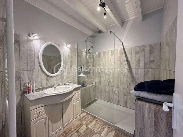 LA FORÊT-FOUESNANT – À 5 MINUTES DES PLAGES – MAISON EN PIERRE DES ANNÉES 1930 ENTIÈREMENT RÉNOVÉE – 85 M² HABITABLES – SALON-SÉJOUR AVEC POÊLE À BOIS – CUISINE AMÉNAGÉE ET ÉQUIPÉE – 2 CHAMBRES – ESPACE BUREAU – BOX-ATELIER – STATIONNEMENT – AUCUNS TRAVAUX À PRÉVOIR – PARCELLE DE 169 M².

**** Le charme de la pierre à proximité immédiate du littoral – maison rénovée, habitable immédiatement, sans travaux. ****

Gino DUPUY vous propose, à La Forêt-Fouesnant, cette maison en pierre des années 1930, entièrement rénovée, située à seulement 5 minutes des plages.

D’une surface habitable de 85 m², elle offre une pièce de vie chaleureuse avec poutres apparentes et poêle à bois, une cuisine aménagée et équipée, deux chambres lumineuses ainsi qu’un espace pouvant accueillir un bureau.

Une maison clé en main, parfaitement adaptée à une résidence principale, un premier achat, un pied-à-terre proche du littoral ou un projet d’investissement locatif.

La maison se compose de la manière suivante :

Au rez-de-chaussée :

Un sas d’entrée permettant d’accéder à l’intérieur de la maison.
Une entrée ouvrant sur un salon-séjour chaleureux avec poutres apparentes, carrelage au sol, poêle à bois et portes vitrées en PVC double vitrage donnant sur l’extérieur.
Une cuisine aménagée et équipée comprenant : four, plaques à induction, hotte, lave-vaisselle, emplacement pour réfrigérateur combiné et sèche-linge.
Une salle d’eau avec douche à l’italienne et meuble vasque.
Un WC indépendant.

À l’étage :

Un palier suffisamment spacieux pour accueillir un bureau ou un espace de travail.
Deux chambres lumineuses.

Concernant l’extérieur :

Un petit jardin situé à l’entrée de la propriété.
Une parcelle de 169 m² environ, maison comprise, actuellement non clôturée.
Une place de stationnement devant le box.
Un box-atelier offrant un espace complémentaire appréciable pour stationner, bricoler ou stocker du matériel.
(désencombré virtuellement sur l'avant dernière photo)

Informations complémentaires :

Maison en pierre construite dans les années 1930.
Couverture en ardoises naturelles.
Maison rénovée.
Menuiseries en PVC double vitrage avec volets battants.
Chauffage par chaudière électrique et poêle à bois dans la pièce de vie.
Aucuns travaux à prévoir.
Surface habitable : 85 m².
Parcelle : 169 m² environ, maison comprise.
Deux chambres et un espace bureau.
Plages accessibles en 5 minutes environ.
Taxe foncière : 627€

Une maison pleine de charme, fonctionnelle et immédiatement habitable, bénéficiant d’un emplacement recherché à proximité du littoral de La Forêt-Fouesnant.


- - - Visite uniquement sur rendez-vous - - -

Contact Exclusif BSK : Gino DUPUY

VENTE IMMOBILIÈRE – LA FORÊT-FOUESNANT, QUIMPER & ALENTOURS
Échangeons sur votre projet, sans engagement, afin de définir la meilleure stratégie de vente.

APPORTEURS D’AFFAIRES
Vous connaissez quelqu’un qui souhaite vendre ou acheter ?
Un simple message suffit pour initier un contact, je m’occupe du reste. Rémunération attractive.

COLLABORATION INTERCABINET
Discutons volontiers d’un partage de mandat ou d’un acheteur en recherche.
Honoraires à la charge du vendeur : aucuns frais d’agence supplémentaires pour l’acquéreur.

Le prix affiché est le prix final, hors frais de notaire.
