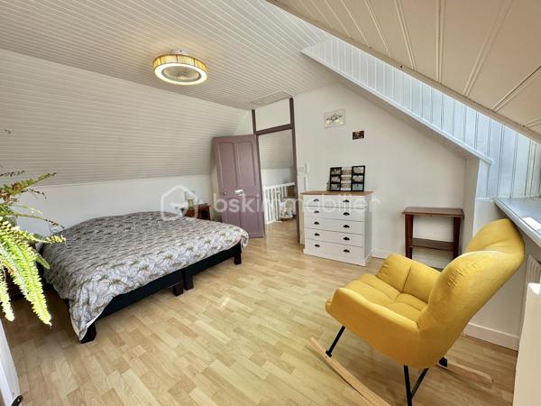 LA FORÊT-FOUESNANT – À 5 MINUTES DES PLAGES – MAISON EN PIERRE DES ANNÉES 1930 ENTIÈREMENT RÉNOVÉE – 85 M² HABITABLES – SALON-SÉJOUR AVEC POÊLE À BOIS – CUISINE AMÉNAGÉE ET ÉQUIPÉE – 2 CHAMBRES – ESPACE BUREAU – BOX-ATELIER – STATIONNEMENT – AUCUNS TRAVAUX À PRÉVOIR – PARCELLE DE 169 M².

**** Le charme de la pierre à proximité immédiate du littoral – maison rénovée, habitable immédiatement, sans travaux. ****

Gino DUPUY vous propose, à La Forêt-Fouesnant, cette maison en pierre des années 1930, entièrement rénovée, située à seulement 5 minutes des plages.

D’une surface habitable de 85 m², elle offre une pièce de vie chaleureuse avec poutres apparentes et poêle à bois, une cuisine aménagée et équipée, deux chambres lumineuses ainsi qu’un espace pouvant accueillir un bureau.

Une maison clé en main, parfaitement adaptée à une résidence principale, un premier achat, un pied-à-terre proche du littoral ou un projet d’investissement locatif.

La maison se compose de la manière suivante :

Au rez-de-chaussée :

Un sas d’entrée permettant d’accéder à l’intérieur de la maison.
Une entrée ouvrant sur un salon-séjour chaleureux avec poutres apparentes, carrelage au sol, poêle à bois et portes vitrées en PVC double vitrage donnant sur l’extérieur.
Une cuisine aménagée et équipée comprenant : four, plaques à induction, hotte, lave-vaisselle, emplacement pour réfrigérateur combiné et sèche-linge.
Une salle d’eau avec douche à l’italienne et meuble vasque.
Un WC indépendant.

À l’étage :

Un palier suffisamment spacieux pour accueillir un bureau ou un espace de travail.
Deux chambres lumineuses.

Concernant l’extérieur :

Un petit jardin situé à l’entrée de la propriété.
Une parcelle de 169 m² environ, maison comprise, actuellement non clôturée.
Une place de stationnement devant le box.
Un box-atelier offrant un espace complémentaire appréciable pour stationner, bricoler ou stocker du matériel.
(désencombré virtuellement sur l'avant dernière photo)

Informations complémentaires :

Maison en pierre construite dans les années 1930.
Couverture en ardoises naturelles.
Maison rénovée.
Menuiseries en PVC double vitrage avec volets battants.
Chauffage par chaudière électrique et poêle à bois dans la pièce de vie.
Aucuns travaux à prévoir.
Surface habitable : 85 m².
Parcelle : 169 m² environ, maison comprise.
Deux chambres et un espace bureau.
Plages accessibles en 5 minutes environ.
Taxe foncière : 627€

Une maison pleine de charme, fonctionnelle et immédiatement habitable, bénéficiant d’un emplacement recherché à proximité du littoral de La Forêt-Fouesnant.


- - - Visite uniquement sur rendez-vous - - -

Contact Exclusif BSK : Gino DUPUY

VENTE IMMOBILIÈRE – LA FORÊT-FOUESNANT, QUIMPER & ALENTOURS
Échangeons sur votre projet, sans engagement, afin de définir la meilleure stratégie de vente.

APPORTEURS D’AFFAIRES
Vous connaissez quelqu’un qui souhaite vendre ou acheter ?
Un simple message suffit pour initier un contact, je m’occupe du reste. Rémunération attractive.

COLLABORATION INTERCABINET
Discutons volontiers d’un partage de mandat ou d’un acheteur en recherche.
Honoraires à la charge du vendeur : aucuns frais d’agence supplémentaires pour l’acquéreur.

Le prix affiché est le prix final, hors frais de notaire.