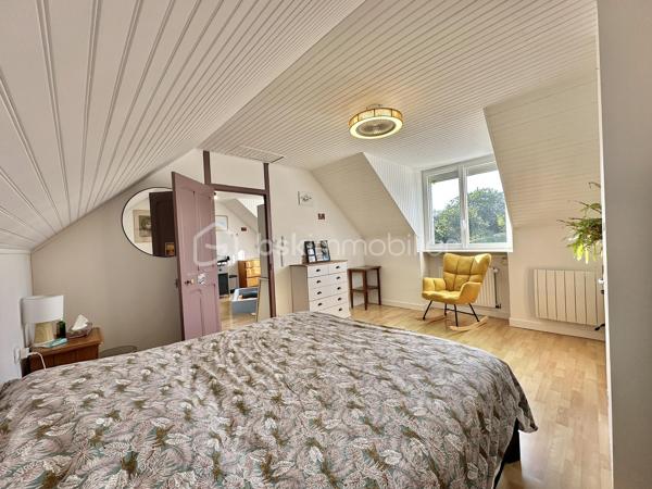 LA FORÊT-FOUESNANT – À 5 MINUTES DES PLAGES – MAISON EN PIERRE DES ANNÉES 1930 ENTIÈREMENT RÉNOVÉE – 85 M² HABITABLES – SALON-SÉJOUR AVEC POÊLE À BOIS – CUISINE AMÉNAGÉE ET ÉQUIPÉE – 2 CHAMBRES – ESPACE BUREAU – BOX-ATELIER – STATIONNEMENT – AUCUNS TRAVAUX À PRÉVOIR – PARCELLE DE 169 M².

**** Le charme de la pierre à proximité immédiate du littoral – maison rénovée, habitable immédiatement, sans travaux. ****

Gino DUPUY vous propose, à La Forêt-Fouesnant, cette maison en pierre des années 1930, entièrement rénovée, située à seulement 5 minutes des plages.

D’une surface habitable de 85 m², elle offre une pièce de vie chaleureuse avec poutres apparentes et poêle à bois, une cuisine aménagée et équipée, deux chambres lumineuses ainsi qu’un espace pouvant accueillir un bureau.

Une maison clé en main, parfaitement adaptée à une résidence principale, un premier achat, un pied-à-terre proche du littoral ou un projet d’investissement locatif.

La maison se compose de la manière suivante :

Au rez-de-chaussée :

Un sas d’entrée permettant d’accéder à l’intérieur de la maison.
Une entrée ouvrant sur un salon-séjour chaleureux avec poutres apparentes, carrelage au sol, poêle à bois et portes vitrées en PVC double vitrage donnant sur l’extérieur.
Une cuisine aménagée et équipée comprenant : four, plaques à induction, hotte, lave-vaisselle, emplacement pour réfrigérateur combiné et sèche-linge.
Une salle d’eau avec douche à l’italienne et meuble vasque.
Un WC indépendant.

À l’étage :

Un palier suffisamment spacieux pour accueillir un bureau ou un espace de travail.
Deux chambres lumineuses.

Concernant l’extérieur :

Un petit jardin situé à l’entrée de la propriété.
Une parcelle de 169 m² environ, maison comprise, actuellement non clôturée.
Une place de stationnement devant le box.
Un box-atelier offrant un espace complémentaire appréciable pour stationner, bricoler ou stocker du matériel.
(désencombré virtuellement sur l'avant dernière photo)

Informations complémentaires :

Maison en pierre construite dans les années 1930.
Couverture en ardoises naturelles.
Maison rénovée.
Menuiseries en PVC double vitrage avec volets battants.
Chauffage par chaudière électrique et poêle à bois dans la pièce de vie.
Aucuns travaux à prévoir.
Surface habitable : 85 m².
Parcelle : 169 m² environ, maison comprise.
Deux chambres et un espace bureau.
Plages accessibles en 5 minutes environ.
Taxe foncière : 627€

Une maison pleine de charme, fonctionnelle et immédiatement habitable, bénéficiant d’un emplacement recherché à proximité du littoral de La Forêt-Fouesnant.


- - - Visite uniquement sur rendez-vous - - -

Contact Exclusif BSK : Gino DUPUY

VENTE IMMOBILIÈRE – LA FORÊT-FOUESNANT, QUIMPER & ALENTOURS
Échangeons sur votre projet, sans engagement, afin de définir la meilleure stratégie de vente.

APPORTEURS D’AFFAIRES
Vous connaissez quelqu’un qui souhaite vendre ou acheter ?
Un simple message suffit pour initier un contact, je m’occupe du reste. Rémunération attractive.

COLLABORATION INTERCABINET
Discutons volontiers d’un partage de mandat ou d’un acheteur en recherche.
Honoraires à la charge du vendeur : aucuns frais d’agence supplémentaires pour l’acquéreur.

Le prix affiché est le prix final, hors frais de notaire.