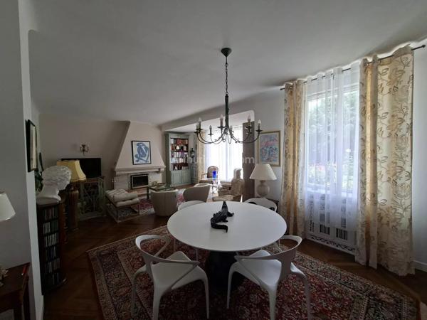 Vente                                                      Appartement
                        
                     3 pièces                      136 m2                     à Gisors