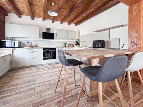 À Migennes, découvrez ce pavillon familial construit en 2000, entièrement modernisé pour offrir aujourd’hui un excellent confort de vie et de très belles performances énergétiques. Édifié sur un terrain d’environ 900 m², ce bien dispose d’un sous-sol total, d’un hangar d’environ 35 m² et d’équipements récents pensés pour le confort au quotidien comme pour les économies d’énergie.

Dès l’entrée, vous profitez d’une pièce de vie lumineuse et chaleureuse de près de 30 m², agrémentée d’un poêle à bois avec répartition de chaleur à l’étage. La cuisine neuve, aménagée et équipée, s’ouvre naturellement sur l’espace repas pour une ambiance conviviale et fonctionnelle.

Le rez-de-chaussée propose également une chambre de plain-pied, un WC indépendant ainsi qu’une salle d’eau à terminer selon vos envies, laissant la possibilité de personnaliser les derniers aménagements.

À l’étage, récemment aménagé, vous trouverez deux chambres, une salle d’eau avec WC, un espace palier ainsi que des rangements intégrés. Les sols parquetés et l’isolation renforcée apportent une atmosphère cosy et confortable.

Côté prestations, cette maison se démarque grandement grâce aux nombreux travaux réalisés depuis 2022 :

Pompe à chaleur
Poêle à bois
Panneaux solaires 
Isolation des combles renforcée
Volets roulants solaires
Ballon électrique récent 
Isolation extérieure réalisée en 2025

Soit une consommation électrique maîtrisée. Le DPE en B/A est en cours de validation, un véritable atout sur le marché actuel.

Le sous-sol total complète parfaitement le bien avec de nombreux espaces de stockage, atelier, stationnement et une pièce d’appoint pouvant servir de bureau, espace télétravail, salle de jeux supplémentaire selon les besoins.

Enfin, un hangar récent d’environ 35 m², idéal pour du stockage, un atelier, du matériel professionnel, des deux-roues ou les besoins d’un artisan ainsi que le jardin arboré, complètent le tout. 

Située dans un secteur calme et pratique de Migennes, proche des commodités, écoles et gare SNCF, cette maison offre un équilibre idéal entre confort moderne, économies d’énergie et vie de famille.

Un bien rare sur le secteur pour les acquéreurs recherchant une maison performante, fonctionnelle et déjà rénovée, avec de faibles consommations énergétiques et sans travaux à prévoir.

Pour toute information ou demande de visite, contactez Mélissa Nunes 06 66 30 03 66 ou Océane Serré 06 70 27 99 27