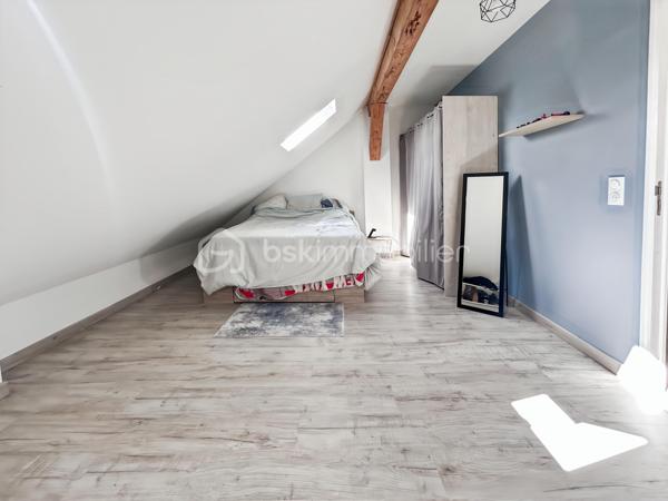 À Migennes, découvrez ce pavillon familial construit en 2000, entièrement modernisé pour offrir aujourd’hui un excellent confort de vie et de très belles performances énergétiques. Édifié sur un terrain d’environ 900 m², ce bien dispose d’un sous-sol total, d’un hangar d’environ 35 m² et d’équipements récents pensés pour le confort au quotidien comme pour les économies d’énergie.

Dès l’entrée, vous profitez d’une pièce de vie lumineuse et chaleureuse de près de 30 m², agrémentée d’un poêle à bois avec répartition de chaleur à l’étage. La cuisine neuve, aménagée et équipée, s’ouvre naturellement sur l’espace repas pour une ambiance conviviale et fonctionnelle.

Le rez-de-chaussée propose également une chambre de plain-pied, un WC indépendant ainsi qu’une salle d’eau à terminer selon vos envies, laissant la possibilité de personnaliser les derniers aménagements.

À l’étage, récemment aménagé, vous trouverez deux chambres, une salle d’eau avec WC, un espace palier ainsi que des rangements intégrés. Les sols parquetés et l’isolation renforcée apportent une atmosphère cosy et confortable.

Côté prestations, cette maison se démarque grandement grâce aux nombreux travaux réalisés depuis 2022 :

Pompe à chaleur
Poêle à bois
Panneaux solaires 
Isolation des combles renforcée
Volets roulants solaires
Ballon électrique récent 
Isolation extérieure réalisée en 2025

Soit une consommation électrique maîtrisée. Le DPE en B/A est en cours de validation, un véritable atout sur le marché actuel.

Le sous-sol total complète parfaitement le bien avec de nombreux espaces de stockage, atelier, stationnement et une pièce d’appoint pouvant servir de bureau, espace télétravail, salle de jeux supplémentaire selon les besoins.

Enfin, un hangar récent d’environ 35 m², idéal pour du stockage, un atelier, du matériel professionnel, des deux-roues ou les besoins d’un artisan ainsi que le jardin arboré, complètent le tout. 

Située dans un secteur calme et pratique de Migennes, proche des commodités, écoles et gare SNCF, cette maison offre un équilibre idéal entre confort moderne, économies d’énergie et vie de famille.

Un bien rare sur le secteur pour les acquéreurs recherchant une maison performante, fonctionnelle et déjà rénovée, avec de faibles consommations énergétiques et sans travaux à prévoir.

Pour toute information ou demande de visite, contactez Mélissa Nunes 06 66 30 03 66 ou Océane Serré 06 70 27 99 27