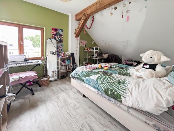 À Migennes, découvrez ce pavillon familial construit en 2000, entièrement modernisé pour offrir aujourd’hui un excellent confort de vie et de très belles performances énergétiques. Édifié sur un terrain d’environ 900 m², ce bien dispose d’un sous-sol total, d’un hangar d’environ 35 m² et d’équipements récents pensés pour le confort au quotidien comme pour les économies d’énergie.

Dès l’entrée, vous profitez d’une pièce de vie lumineuse et chaleureuse de près de 30 m², agrémentée d’un poêle à bois avec répartition de chaleur à l’étage. La cuisine neuve, aménagée et équipée, s’ouvre naturellement sur l’espace repas pour une ambiance conviviale et fonctionnelle.

Le rez-de-chaussée propose également une chambre de plain-pied, un WC indépendant ainsi qu’une salle d’eau à terminer selon vos envies, laissant la possibilité de personnaliser les derniers aménagements.

À l’étage, récemment aménagé, vous trouverez deux chambres, une salle d’eau avec WC, un espace palier ainsi que des rangements intégrés. Les sols parquetés et l’isolation renforcée apportent une atmosphère cosy et confortable.

Côté prestations, cette maison se démarque grandement grâce aux nombreux travaux réalisés depuis 2022 :

Pompe à chaleur
Poêle à bois
Panneaux solaires 
Isolation des combles renforcée
Volets roulants solaires
Ballon électrique récent 
Isolation extérieure réalisée en 2025

Soit une consommation électrique maîtrisée. Le DPE en B/A est en cours de validation, un véritable atout sur le marché actuel.

Le sous-sol total complète parfaitement le bien avec de nombreux espaces de stockage, atelier, stationnement et une pièce d’appoint pouvant servir de bureau, espace télétravail, salle de jeux supplémentaire selon les besoins.

Enfin, un hangar récent d’environ 35 m², idéal pour du stockage, un atelier, du matériel professionnel, des deux-roues ou les besoins d’un artisan ainsi que le jardin arboré, complètent le tout. 

Située dans un secteur calme et pratique de Migennes, proche des commodités, écoles et gare SNCF, cette maison offre un équilibre idéal entre confort moderne, économies d’énergie et vie de famille.

Un bien rare sur le secteur pour les acquéreurs recherchant une maison performante, fonctionnelle et déjà rénovée, avec de faibles consommations énergétiques et sans travaux à prévoir.

Pour toute information ou demande de visite, contactez Mélissa Nunes 06 66 30 03 66 ou Océane Serré 06 70 27 99 27