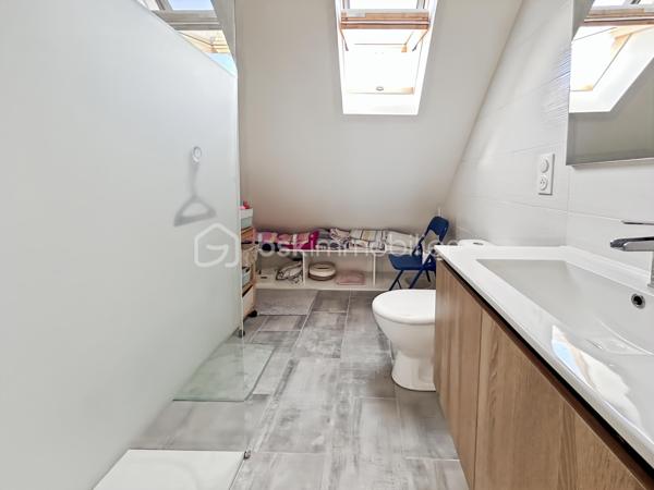 À Migennes, découvrez ce pavillon familial construit en 2000, entièrement modernisé pour offrir aujourd’hui un excellent confort de vie et de très belles performances énergétiques. Édifié sur un terrain d’environ 900 m², ce bien dispose d’un sous-sol total, d’un hangar d’environ 35 m² et d’équipements récents pensés pour le confort au quotidien comme pour les économies d’énergie.

Dès l’entrée, vous profitez d’une pièce de vie lumineuse et chaleureuse de près de 30 m², agrémentée d’un poêle à bois avec répartition de chaleur à l’étage. La cuisine neuve, aménagée et équipée, s’ouvre naturellement sur l’espace repas pour une ambiance conviviale et fonctionnelle.

Le rez-de-chaussée propose également une chambre de plain-pied, un WC indépendant ainsi qu’une salle d’eau à terminer selon vos envies, laissant la possibilité de personnaliser les derniers aménagements.

À l’étage, récemment aménagé, vous trouverez deux chambres, une salle d’eau avec WC, un espace palier ainsi que des rangements intégrés. Les sols parquetés et l’isolation renforcée apportent une atmosphère cosy et confortable.

Côté prestations, cette maison se démarque grandement grâce aux nombreux travaux réalisés depuis 2022 :

Pompe à chaleur
Poêle à bois
Panneaux solaires 
Isolation des combles renforcée
Volets roulants solaires
Ballon électrique récent 
Isolation extérieure réalisée en 2025

Soit une consommation électrique maîtrisée. Le DPE en B/A est en cours de validation, un véritable atout sur le marché actuel.

Le sous-sol total complète parfaitement le bien avec de nombreux espaces de stockage, atelier, stationnement et une pièce d’appoint pouvant servir de bureau, espace télétravail, salle de jeux supplémentaire selon les besoins.

Enfin, un hangar récent d’environ 35 m², idéal pour du stockage, un atelier, du matériel professionnel, des deux-roues ou les besoins d’un artisan ainsi que le jardin arboré, complètent le tout. 

Située dans un secteur calme et pratique de Migennes, proche des commodités, écoles et gare SNCF, cette maison offre un équilibre idéal entre confort moderne, économies d’énergie et vie de famille.

Un bien rare sur le secteur pour les acquéreurs recherchant une maison performante, fonctionnelle et déjà rénovée, avec de faibles consommations énergétiques et sans travaux à prévoir.

Pour toute information ou demande de visite, contactez Mélissa Nunes 06 66 30 03 66 ou Océane Serré 06 70 27 99 27