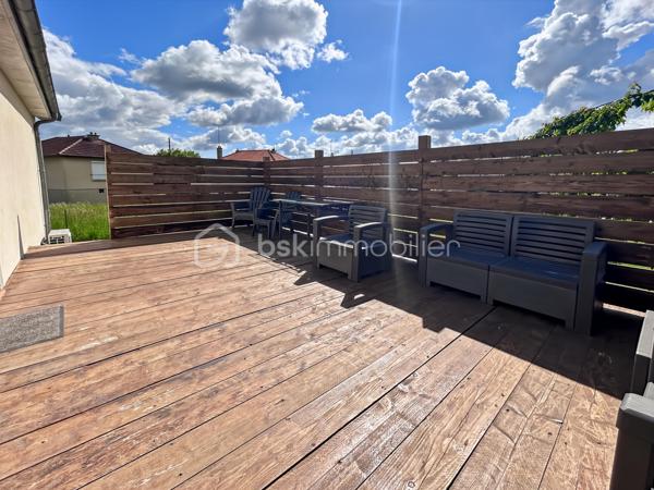 À Migennes, découvrez ce pavillon familial construit en 2000, entièrement modernisé pour offrir aujourd’hui un excellent confort de vie et de très belles performances énergétiques. Édifié sur un terrain d’environ 900 m², ce bien dispose d’un sous-sol total, d’un hangar d’environ 35 m² et d’équipements récents pensés pour le confort au quotidien comme pour les économies d’énergie.

Dès l’entrée, vous profitez d’une pièce de vie lumineuse et chaleureuse de près de 30 m², agrémentée d’un poêle à bois avec répartition de chaleur à l’étage. La cuisine neuve, aménagée et équipée, s’ouvre naturellement sur l’espace repas pour une ambiance conviviale et fonctionnelle.

Le rez-de-chaussée propose également une chambre de plain-pied, un WC indépendant ainsi qu’une salle d’eau à terminer selon vos envies, laissant la possibilité de personnaliser les derniers aménagements.

À l’étage, récemment aménagé, vous trouverez deux chambres, une salle d’eau avec WC, un espace palier ainsi que des rangements intégrés. Les sols parquetés et l’isolation renforcée apportent une atmosphère cosy et confortable.

Côté prestations, cette maison se démarque grandement grâce aux nombreux travaux réalisés depuis 2022 :

Pompe à chaleur
Poêle à bois
Panneaux solaires 
Isolation des combles renforcée
Volets roulants solaires
Ballon électrique récent 
Isolation extérieure réalisée en 2025

Soit une consommation électrique maîtrisée. Le DPE en B/A est en cours de validation, un véritable atout sur le marché actuel.

Le sous-sol total complète parfaitement le bien avec de nombreux espaces de stockage, atelier, stationnement et une pièce d’appoint pouvant servir de bureau, espace télétravail, salle de jeux supplémentaire selon les besoins.

Enfin, un hangar récent d’environ 35 m², idéal pour du stockage, un atelier, du matériel professionnel, des deux-roues ou les besoins d’un artisan ainsi que le jardin arboré, complètent le tout. 

Située dans un secteur calme et pratique de Migennes, proche des commodités, écoles et gare SNCF, cette maison offre un équilibre idéal entre confort moderne, économies d’énergie et vie de famille.

Un bien rare sur le secteur pour les acquéreurs recherchant une maison performante, fonctionnelle et déjà rénovée, avec de faibles consommations énergétiques et sans travaux à prévoir.

Pour toute information ou demande de visite, contactez Mélissa Nunes 06 66 30 03 66 ou Océane Serré 06 70 27 99 27