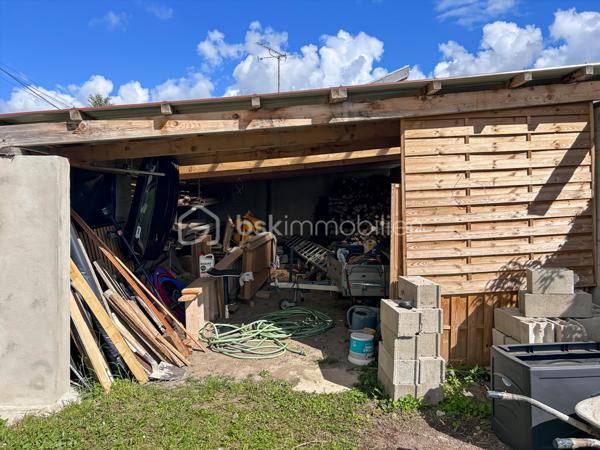À Migennes, découvrez ce pavillon familial construit en 2000, entièrement modernisé pour offrir aujourd’hui un excellent confort de vie et de très belles performances énergétiques. Édifié sur un terrain d’environ 900 m², ce bien dispose d’un sous-sol total, d’un hangar d’environ 35 m² et d’équipements récents pensés pour le confort au quotidien comme pour les économies d’énergie.

Dès l’entrée, vous profitez d’une pièce de vie lumineuse et chaleureuse de près de 30 m², agrémentée d’un poêle à bois avec répartition de chaleur à l’étage. La cuisine neuve, aménagée et équipée, s’ouvre naturellement sur l’espace repas pour une ambiance conviviale et fonctionnelle.

Le rez-de-chaussée propose également une chambre de plain-pied, un WC indépendant ainsi qu’une salle d’eau à terminer selon vos envies, laissant la possibilité de personnaliser les derniers aménagements.

À l’étage, récemment aménagé, vous trouverez deux chambres, une salle d’eau avec WC, un espace palier ainsi que des rangements intégrés. Les sols parquetés et l’isolation renforcée apportent une atmosphère cosy et confortable.

Côté prestations, cette maison se démarque grandement grâce aux nombreux travaux réalisés depuis 2022 :

Pompe à chaleur
Poêle à bois
Panneaux solaires 
Isolation des combles renforcée
Volets roulants solaires
Ballon électrique récent 
Isolation extérieure réalisée en 2025

Soit une consommation électrique maîtrisée. Le DPE en B/A est en cours de validation, un véritable atout sur le marché actuel.

Le sous-sol total complète parfaitement le bien avec de nombreux espaces de stockage, atelier, stationnement et une pièce d’appoint pouvant servir de bureau, espace télétravail, salle de jeux supplémentaire selon les besoins.

Enfin, un hangar récent d’environ 35 m², idéal pour du stockage, un atelier, du matériel professionnel, des deux-roues ou les besoins d’un artisan ainsi que le jardin arboré, complètent le tout. 

Située dans un secteur calme et pratique de Migennes, proche des commodités, écoles et gare SNCF, cette maison offre un équilibre idéal entre confort moderne, économies d’énergie et vie de famille.

Un bien rare sur le secteur pour les acquéreurs recherchant une maison performante, fonctionnelle et déjà rénovée, avec de faibles consommations énergétiques et sans travaux à prévoir.

Pour toute information ou demande de visite, contactez Mélissa Nunes 06 66 30 03 66 ou Océane Serré 06 70 27 99 27