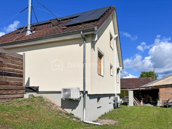 À Migennes, découvrez ce pavillon familial construit en 2000, entièrement modernisé pour offrir aujourd’hui un excellent confort de vie et de très belles performances énergétiques. Édifié sur un terrain d’environ 900 m², ce bien dispose d’un sous-sol total, d’un hangar d’environ 35 m² et d’équipements récents pensés pour le confort au quotidien comme pour les économies d’énergie.

Dès l’entrée, vous profitez d’une pièce de vie lumineuse et chaleureuse de près de 30 m², agrémentée d’un poêle à bois avec répartition de chaleur à l’étage. La cuisine neuve, aménagée et équipée, s’ouvre naturellement sur l’espace repas pour une ambiance conviviale et fonctionnelle.

Le rez-de-chaussée propose également une chambre de plain-pied, un WC indépendant ainsi qu’une salle d’eau à terminer selon vos envies, laissant la possibilité de personnaliser les derniers aménagements.

À l’étage, récemment aménagé, vous trouverez deux chambres, une salle d’eau avec WC, un espace palier ainsi que des rangements intégrés. Les sols parquetés et l’isolation renforcée apportent une atmosphère cosy et confortable.

Côté prestations, cette maison se démarque grandement grâce aux nombreux travaux réalisés depuis 2022 :

Pompe à chaleur
Poêle à bois
Panneaux solaires 
Isolation des combles renforcée
Volets roulants solaires
Ballon électrique récent 
Isolation extérieure réalisée en 2025

Soit une consommation électrique maîtrisée. Le DPE en B/A est en cours de validation, un véritable atout sur le marché actuel.

Le sous-sol total complète parfaitement le bien avec de nombreux espaces de stockage, atelier, stationnement et une pièce d’appoint pouvant servir de bureau, espace télétravail, salle de jeux supplémentaire selon les besoins.

Enfin, un hangar récent d’environ 35 m², idéal pour du stockage, un atelier, du matériel professionnel, des deux-roues ou les besoins d’un artisan ainsi que le jardin arboré, complètent le tout. 

Située dans un secteur calme et pratique de Migennes, proche des commodités, écoles et gare SNCF, cette maison offre un équilibre idéal entre confort moderne, économies d’énergie et vie de famille.

Un bien rare sur le secteur pour les acquéreurs recherchant une maison performante, fonctionnelle et déjà rénovée, avec de faibles consommations énergétiques et sans travaux à prévoir.

Pour toute information ou demande de visite, contactez Mélissa Nunes 06 66 30 03 66 ou Océane Serré 06 70 27 99 27