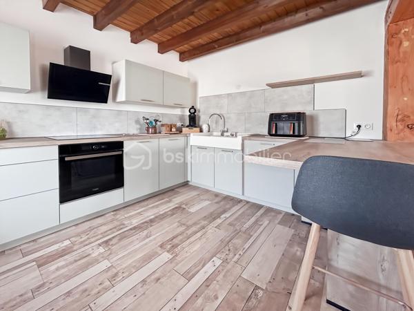 À Migennes, découvrez ce pavillon familial construit en 2000, entièrement modernisé pour offrir aujourd’hui un excellent confort de vie et de très belles performances énergétiques. Édifié sur un terrain d’environ 900 m², ce bien dispose d’un sous-sol total, d’un hangar d’environ 35 m² et d’équipements récents pensés pour le confort au quotidien comme pour les économies d’énergie.

Dès l’entrée, vous profitez d’une pièce de vie lumineuse et chaleureuse de près de 30 m², agrémentée d’un poêle à bois avec répartition de chaleur à l’étage. La cuisine neuve, aménagée et équipée, s’ouvre naturellement sur l’espace repas pour une ambiance conviviale et fonctionnelle.

Le rez-de-chaussée propose également une chambre de plain-pied, un WC indépendant ainsi qu’une salle d’eau à terminer selon vos envies, laissant la possibilité de personnaliser les derniers aménagements.

À l’étage, récemment aménagé, vous trouverez deux chambres, une salle d’eau avec WC, un espace palier ainsi que des rangements intégrés. Les sols parquetés et l’isolation renforcée apportent une atmosphère cosy et confortable.

Côté prestations, cette maison se démarque grandement grâce aux nombreux travaux réalisés depuis 2022 :

Pompe à chaleur
Poêle à bois
Panneaux solaires 
Isolation des combles renforcée
Volets roulants solaires
Ballon électrique récent 
Isolation extérieure réalisée en 2025

Soit une consommation électrique maîtrisée. Le DPE en B/A est en cours de validation, un véritable atout sur le marché actuel.

Le sous-sol total complète parfaitement le bien avec de nombreux espaces de stockage, atelier, stationnement et une pièce d’appoint pouvant servir de bureau, espace télétravail, salle de jeux supplémentaire selon les besoins.

Enfin, un hangar récent d’environ 35 m², idéal pour du stockage, un atelier, du matériel professionnel, des deux-roues ou les besoins d’un artisan ainsi que le jardin arboré, complètent le tout. 

Située dans un secteur calme et pratique de Migennes, proche des commodités, écoles et gare SNCF, cette maison offre un équilibre idéal entre confort moderne, économies d’énergie et vie de famille.

Un bien rare sur le secteur pour les acquéreurs recherchant une maison performante, fonctionnelle et déjà rénovée, avec de faibles consommations énergétiques et sans travaux à prévoir.

Pour toute information ou demande de visite, contactez Mélissa Nunes 06 66 30 03 66 ou Océane Serré 06 70 27 99 27