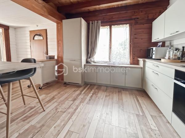 À Migennes, découvrez ce pavillon familial construit en 2000, entièrement modernisé pour offrir aujourd’hui un excellent confort de vie et de très belles performances énergétiques. Édifié sur un terrain d’environ 900 m², ce bien dispose d’un sous-sol total, d’un hangar d’environ 35 m² et d’équipements récents pensés pour le confort au quotidien comme pour les économies d’énergie.

Dès l’entrée, vous profitez d’une pièce de vie lumineuse et chaleureuse de près de 30 m², agrémentée d’un poêle à bois avec répartition de chaleur à l’étage. La cuisine neuve, aménagée et équipée, s’ouvre naturellement sur l’espace repas pour une ambiance conviviale et fonctionnelle.

Le rez-de-chaussée propose également une chambre de plain-pied, un WC indépendant ainsi qu’une salle d’eau à terminer selon vos envies, laissant la possibilité de personnaliser les derniers aménagements.

À l’étage, récemment aménagé, vous trouverez deux chambres, une salle d’eau avec WC, un espace palier ainsi que des rangements intégrés. Les sols parquetés et l’isolation renforcée apportent une atmosphère cosy et confortable.

Côté prestations, cette maison se démarque grandement grâce aux nombreux travaux réalisés depuis 2022 :

Pompe à chaleur
Poêle à bois
Panneaux solaires 
Isolation des combles renforcée
Volets roulants solaires
Ballon électrique récent 
Isolation extérieure réalisée en 2025

Soit une consommation électrique maîtrisée. Le DPE en B/A est en cours de validation, un véritable atout sur le marché actuel.

Le sous-sol total complète parfaitement le bien avec de nombreux espaces de stockage, atelier, stationnement et une pièce d’appoint pouvant servir de bureau, espace télétravail, salle de jeux supplémentaire selon les besoins.

Enfin, un hangar récent d’environ 35 m², idéal pour du stockage, un atelier, du matériel professionnel, des deux-roues ou les besoins d’un artisan ainsi que le jardin arboré, complètent le tout. 

Située dans un secteur calme et pratique de Migennes, proche des commodités, écoles et gare SNCF, cette maison offre un équilibre idéal entre confort moderne, économies d’énergie et vie de famille.

Un bien rare sur le secteur pour les acquéreurs recherchant une maison performante, fonctionnelle et déjà rénovée, avec de faibles consommations énergétiques et sans travaux à prévoir.

Pour toute information ou demande de visite, contactez Mélissa Nunes 06 66 30 03 66 ou Océane Serré 06 70 27 99 27