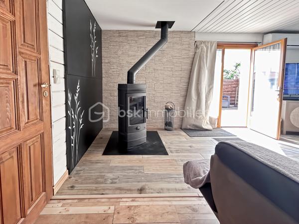 À Migennes, découvrez ce pavillon familial construit en 2000, entièrement modernisé pour offrir aujourd’hui un excellent confort de vie et de très belles performances énergétiques. Édifié sur un terrain d’environ 900 m², ce bien dispose d’un sous-sol total, d’un hangar d’environ 35 m² et d’équipements récents pensés pour le confort au quotidien comme pour les économies d’énergie.

Dès l’entrée, vous profitez d’une pièce de vie lumineuse et chaleureuse de près de 30 m², agrémentée d’un poêle à bois avec répartition de chaleur à l’étage. La cuisine neuve, aménagée et équipée, s’ouvre naturellement sur l’espace repas pour une ambiance conviviale et fonctionnelle.

Le rez-de-chaussée propose également une chambre de plain-pied, un WC indépendant ainsi qu’une salle d’eau à terminer selon vos envies, laissant la possibilité de personnaliser les derniers aménagements.

À l’étage, récemment aménagé, vous trouverez deux chambres, une salle d’eau avec WC, un espace palier ainsi que des rangements intégrés. Les sols parquetés et l’isolation renforcée apportent une atmosphère cosy et confortable.

Côté prestations, cette maison se démarque grandement grâce aux nombreux travaux réalisés depuis 2022 :

Pompe à chaleur
Poêle à bois
Panneaux solaires 
Isolation des combles renforcée
Volets roulants solaires
Ballon électrique récent 
Isolation extérieure réalisée en 2025

Soit une consommation électrique maîtrisée. Le DPE en B/A est en cours de validation, un véritable atout sur le marché actuel.

Le sous-sol total complète parfaitement le bien avec de nombreux espaces de stockage, atelier, stationnement et une pièce d’appoint pouvant servir de bureau, espace télétravail, salle de jeux supplémentaire selon les besoins.

Enfin, un hangar récent d’environ 35 m², idéal pour du stockage, un atelier, du matériel professionnel, des deux-roues ou les besoins d’un artisan ainsi que le jardin arboré, complètent le tout. 

Située dans un secteur calme et pratique de Migennes, proche des commodités, écoles et gare SNCF, cette maison offre un équilibre idéal entre confort moderne, économies d’énergie et vie de famille.

Un bien rare sur le secteur pour les acquéreurs recherchant une maison performante, fonctionnelle et déjà rénovée, avec de faibles consommations énergétiques et sans travaux à prévoir.

Pour toute information ou demande de visite, contactez Mélissa Nunes 06 66 30 03 66 ou Océane Serré 06 70 27 99 27