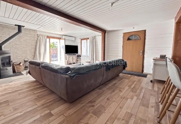 À Migennes, découvrez ce pavillon familial construit en 2000, entièrement modernisé pour offrir aujourd’hui un excellent confort de vie et de très belles performances énergétiques. Édifié sur un terrain d’environ 900 m², ce bien dispose d’un sous-sol total, d’un hangar d’environ 35 m² et d’équipements récents pensés pour le confort au quotidien comme pour les économies d’énergie.

Dès l’entrée, vous profitez d’une pièce de vie lumineuse et chaleureuse de près de 30 m², agrémentée d’un poêle à bois avec répartition de chaleur à l’étage. La cuisine neuve, aménagée et équipée, s’ouvre naturellement sur l’espace repas pour une ambiance conviviale et fonctionnelle.

Le rez-de-chaussée propose également une chambre de plain-pied, un WC indépendant ainsi qu’une salle d’eau à terminer selon vos envies, laissant la possibilité de personnaliser les derniers aménagements.

À l’étage, récemment aménagé, vous trouverez deux chambres, une salle d’eau avec WC, un espace palier ainsi que des rangements intégrés. Les sols parquetés et l’isolation renforcée apportent une atmosphère cosy et confortable.

Côté prestations, cette maison se démarque grandement grâce aux nombreux travaux réalisés depuis 2022 :

Pompe à chaleur
Poêle à bois
Panneaux solaires 
Isolation des combles renforcée
Volets roulants solaires
Ballon électrique récent 
Isolation extérieure réalisée en 2025

Soit une consommation électrique maîtrisée. Le DPE en B/A est en cours de validation, un véritable atout sur le marché actuel.

Le sous-sol total complète parfaitement le bien avec de nombreux espaces de stockage, atelier, stationnement et une pièce d’appoint pouvant servir de bureau, espace télétravail, salle de jeux supplémentaire selon les besoins.

Enfin, un hangar récent d’environ 35 m², idéal pour du stockage, un atelier, du matériel professionnel, des deux-roues ou les besoins d’un artisan ainsi que le jardin arboré, complètent le tout. 

Située dans un secteur calme et pratique de Migennes, proche des commodités, écoles et gare SNCF, cette maison offre un équilibre idéal entre confort moderne, économies d’énergie et vie de famille.

Un bien rare sur le secteur pour les acquéreurs recherchant une maison performante, fonctionnelle et déjà rénovée, avec de faibles consommations énergétiques et sans travaux à prévoir.

Pour toute information ou demande de visite, contactez Mélissa Nunes 06 66 30 03 66 ou Océane Serré 06 70 27 99 27