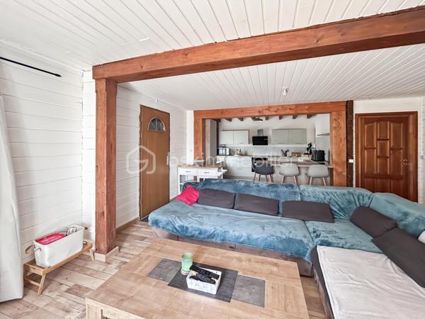 À Migennes, découvrez ce pavillon familial construit en 2000, entièrement modernisé pour offrir aujourd’hui un excellent confort de vie et de très belles performances énergétiques. Édifié sur un terrain d’environ 900 m², ce bien dispose d’un sous-sol total, d’un hangar d’environ 35 m² et d’équipements récents pensés pour le confort au quotidien comme pour les économies d’énergie.

Dès l’entrée, vous profitez d’une pièce de vie lumineuse et chaleureuse de près de 30 m², agrémentée d’un poêle à bois avec répartition de chaleur à l’étage. La cuisine neuve, aménagée et équipée, s’ouvre naturellement sur l’espace repas pour une ambiance conviviale et fonctionnelle.

Le rez-de-chaussée propose également une chambre de plain-pied, un WC indépendant ainsi qu’une salle d’eau à terminer selon vos envies, laissant la possibilité de personnaliser les derniers aménagements.

À l’étage, récemment aménagé, vous trouverez deux chambres, une salle d’eau avec WC, un espace palier ainsi que des rangements intégrés. Les sols parquetés et l’isolation renforcée apportent une atmosphère cosy et confortable.

Côté prestations, cette maison se démarque grandement grâce aux nombreux travaux réalisés depuis 2022 :

Pompe à chaleur
Poêle à bois
Panneaux solaires 
Isolation des combles renforcée
Volets roulants solaires
Ballon électrique récent 
Isolation extérieure réalisée en 2025

Soit une consommation électrique maîtrisée. Le DPE en B/A est en cours de validation, un véritable atout sur le marché actuel.

Le sous-sol total complète parfaitement le bien avec de nombreux espaces de stockage, atelier, stationnement et une pièce d’appoint pouvant servir de bureau, espace télétravail, salle de jeux supplémentaire selon les besoins.

Enfin, un hangar récent d’environ 35 m², idéal pour du stockage, un atelier, du matériel professionnel, des deux-roues ou les besoins d’un artisan ainsi que le jardin arboré, complètent le tout. 

Située dans un secteur calme et pratique de Migennes, proche des commodités, écoles et gare SNCF, cette maison offre un équilibre idéal entre confort moderne, économies d’énergie et vie de famille.

Un bien rare sur le secteur pour les acquéreurs recherchant une maison performante, fonctionnelle et déjà rénovée, avec de faibles consommations énergétiques et sans travaux à prévoir.

Pour toute information ou demande de visite, contactez Mélissa Nunes 06 66 30 03 66 ou Océane Serré 06 70 27 99 27