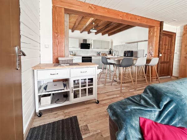 À Migennes, découvrez ce pavillon familial construit en 2000, entièrement modernisé pour offrir aujourd’hui un excellent confort de vie et de très belles performances énergétiques. Édifié sur un terrain d’environ 900 m², ce bien dispose d’un sous-sol total, d’un hangar d’environ 35 m² et d’équipements récents pensés pour le confort au quotidien comme pour les économies d’énergie.

Dès l’entrée, vous profitez d’une pièce de vie lumineuse et chaleureuse de près de 30 m², agrémentée d’un poêle à bois avec répartition de chaleur à l’étage. La cuisine neuve, aménagée et équipée, s’ouvre naturellement sur l’espace repas pour une ambiance conviviale et fonctionnelle.

Le rez-de-chaussée propose également une chambre de plain-pied, un WC indépendant ainsi qu’une salle d’eau à terminer selon vos envies, laissant la possibilité de personnaliser les derniers aménagements.

À l’étage, récemment aménagé, vous trouverez deux chambres, une salle d’eau avec WC, un espace palier ainsi que des rangements intégrés. Les sols parquetés et l’isolation renforcée apportent une atmosphère cosy et confortable.

Côté prestations, cette maison se démarque grandement grâce aux nombreux travaux réalisés depuis 2022 :

Pompe à chaleur
Poêle à bois
Panneaux solaires 
Isolation des combles renforcée
Volets roulants solaires
Ballon électrique récent 
Isolation extérieure réalisée en 2025

Soit une consommation électrique maîtrisée. Le DPE en B/A est en cours de validation, un véritable atout sur le marché actuel.

Le sous-sol total complète parfaitement le bien avec de nombreux espaces de stockage, atelier, stationnement et une pièce d’appoint pouvant servir de bureau, espace télétravail, salle de jeux supplémentaire selon les besoins.

Enfin, un hangar récent d’environ 35 m², idéal pour du stockage, un atelier, du matériel professionnel, des deux-roues ou les besoins d’un artisan ainsi que le jardin arboré, complètent le tout. 

Située dans un secteur calme et pratique de Migennes, proche des commodités, écoles et gare SNCF, cette maison offre un équilibre idéal entre confort moderne, économies d’énergie et vie de famille.

Un bien rare sur le secteur pour les acquéreurs recherchant une maison performante, fonctionnelle et déjà rénovée, avec de faibles consommations énergétiques et sans travaux à prévoir.

Pour toute information ou demande de visite, contactez Mélissa Nunes 06 66 30 03 66 ou Océane Serré 06 70 27 99 27