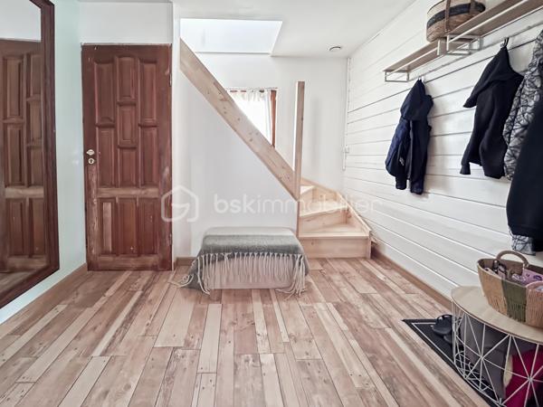 À Migennes, découvrez ce pavillon familial construit en 2000, entièrement modernisé pour offrir aujourd’hui un excellent confort de vie et de très belles performances énergétiques. Édifié sur un terrain d’environ 900 m², ce bien dispose d’un sous-sol total, d’un hangar d’environ 35 m² et d’équipements récents pensés pour le confort au quotidien comme pour les économies d’énergie.

Dès l’entrée, vous profitez d’une pièce de vie lumineuse et chaleureuse de près de 30 m², agrémentée d’un poêle à bois avec répartition de chaleur à l’étage. La cuisine neuve, aménagée et équipée, s’ouvre naturellement sur l’espace repas pour une ambiance conviviale et fonctionnelle.

Le rez-de-chaussée propose également une chambre de plain-pied, un WC indépendant ainsi qu’une salle d’eau à terminer selon vos envies, laissant la possibilité de personnaliser les derniers aménagements.

À l’étage, récemment aménagé, vous trouverez deux chambres, une salle d’eau avec WC, un espace palier ainsi que des rangements intégrés. Les sols parquetés et l’isolation renforcée apportent une atmosphère cosy et confortable.

Côté prestations, cette maison se démarque grandement grâce aux nombreux travaux réalisés depuis 2022 :

Pompe à chaleur
Poêle à bois
Panneaux solaires 
Isolation des combles renforcée
Volets roulants solaires
Ballon électrique récent 
Isolation extérieure réalisée en 2025

Soit une consommation électrique maîtrisée. Le DPE en B/A est en cours de validation, un véritable atout sur le marché actuel.

Le sous-sol total complète parfaitement le bien avec de nombreux espaces de stockage, atelier, stationnement et une pièce d’appoint pouvant servir de bureau, espace télétravail, salle de jeux supplémentaire selon les besoins.

Enfin, un hangar récent d’environ 35 m², idéal pour du stockage, un atelier, du matériel professionnel, des deux-roues ou les besoins d’un artisan ainsi que le jardin arboré, complètent le tout. 

Située dans un secteur calme et pratique de Migennes, proche des commodités, écoles et gare SNCF, cette maison offre un équilibre idéal entre confort moderne, économies d’énergie et vie de famille.

Un bien rare sur le secteur pour les acquéreurs recherchant une maison performante, fonctionnelle et déjà rénovée, avec de faibles consommations énergétiques et sans travaux à prévoir.

Pour toute information ou demande de visite, contactez Mélissa Nunes 06 66 30 03 66 ou Océane Serré 06 70 27 99 27