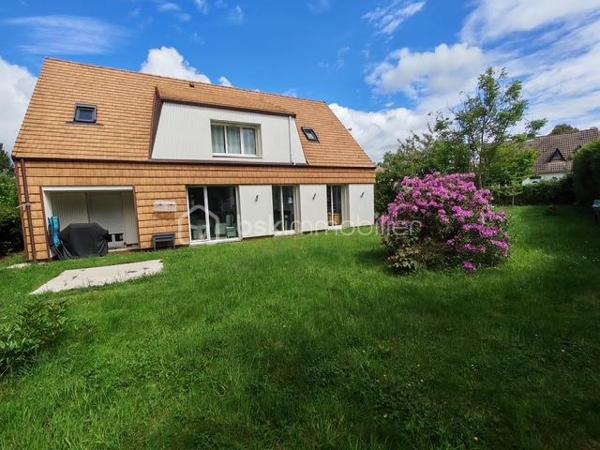Dans un quartier résidentiel, venez découvrir cette agréable et confortable maison d'environ 160 m2 comprenant/
- Une entrée, un lumineux séjour-salon, une cuisine aménagée et équipée.
- Un bureau et une suite parentale avec WC indépendant.
 A l'étage : 
- Un palier desservant trois chambres spacieuses dont deux avec leur salle d'eau privative,   
- Une salle de bains avec WC.

Un garage avec un espace laverie et une cave en sous-sol viennent compléter cette maison.
Un beau terrain planté et arboré d'environ 750m2.

Cette maison bénéficie d'une rénovation complète offrant de nombreux avantages.
Proche des écoles, des universités, des commerces et transports.
De beaux moments en famille en perspective !
A VISITER SANS TARDER.
Contacter Anne HEBERT mandataire immobilier BSK Immobilier au 07.64.49.65.49 ou a.hebert@bskimmobilier.com .
