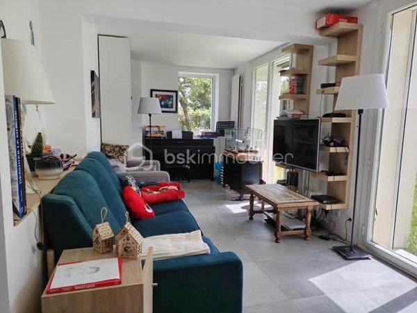 Dans un quartier résidentiel, venez découvrir cette agréable et confortable maison d'environ 160 m2 comprenant/
- Une entrée, un lumineux séjour-salon, une cuisine aménagée et équipée.
- Un bureau et une suite parentale avec WC indépendant.
 A l'étage : 
- Un palier desservant trois chambres spacieuses dont deux avec leur salle d'eau privative,   
- Une salle de bains avec WC.

Un garage avec un espace laverie et une cave en sous-sol viennent compléter cette maison.
Un beau terrain planté et arboré d'environ 750m2.

Cette maison bénéficie d'une rénovation complète offrant de nombreux avantages.
Proche des écoles, des universités, des commerces et transports.
De beaux moments en famille en perspective !
A VISITER SANS TARDER.
Contacter Anne HEBERT mandataire immobilier BSK Immobilier au 07.64.49.65.49 ou a.hebert@bskimmobilier.com .