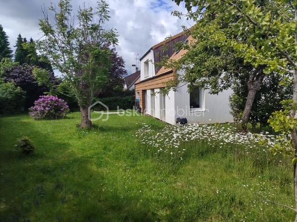Dans un quartier résidentiel, venez découvrir cette agréable et confortable maison d'environ 160 m2 comprenant/
- Une entrée, un lumineux séjour-salon, une cuisine aménagée et équipée.
- Un bureau et une suite parentale avec WC indépendant.
 A l'étage : 
- Un palier desservant trois chambres spacieuses dont deux avec leur salle d'eau privative,   
- Une salle de bains avec WC.

Un garage avec un espace laverie et une cave en sous-sol viennent compléter cette maison.
Un beau terrain planté et arboré d'environ 750m2.

Cette maison bénéficie d'une rénovation complète offrant de nombreux avantages.
Proche des écoles, des universités, des commerces et transports.
De beaux moments en famille en perspective !
A VISITER SANS TARDER.
Contacter Anne HEBERT mandataire immobilier BSK Immobilier au 07.64.49.65.49 ou a.hebert@bskimmobilier.com .