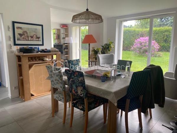 Dans un quartier résidentiel, venez découvrir cette agréable et confortable maison d'environ 160 m2 comprenant/
- Une entrée, un lumineux séjour-salon, une cuisine aménagée et équipée.
- Un bureau et une suite parentale avec WC indépendant.
 A l'étage : 
- Un palier desservant trois chambres spacieuses dont deux avec leur salle d'eau privative,   
- Une salle de bains avec WC.

Un garage avec un espace laverie et une cave en sous-sol viennent compléter cette maison.
Un beau terrain planté et arboré d'environ 750m2.

Cette maison bénéficie d'une rénovation complète offrant de nombreux avantages.
Proche des écoles, des universités, des commerces et transports.
De beaux moments en famille en perspective !
A VISITER SANS TARDER.
Contacter Anne HEBERT mandataire immobilier BSK Immobilier au 07.64.49.65.49 ou a.hebert@bskimmobilier.com .