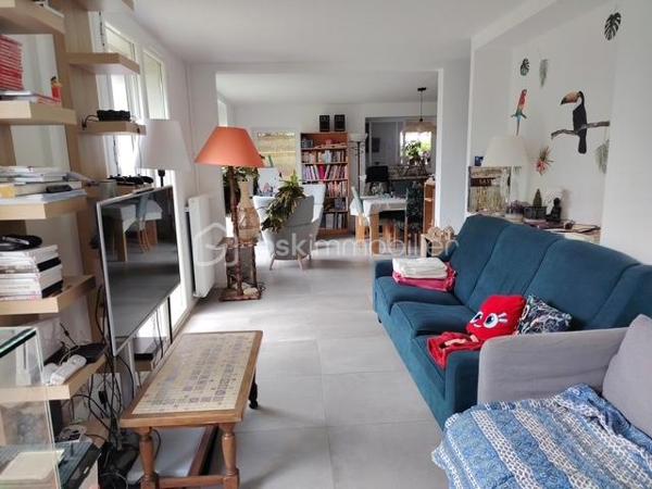 Dans un quartier résidentiel, venez découvrir cette agréable et confortable maison d'environ 160 m2 comprenant/
- Une entrée, un lumineux séjour-salon, une cuisine aménagée et équipée.
- Un bureau et une suite parentale avec WC indépendant.
 A l'étage : 
- Un palier desservant trois chambres spacieuses dont deux avec leur salle d'eau privative,   
- Une salle de bains avec WC.

Un garage avec un espace laverie et une cave en sous-sol viennent compléter cette maison.
Un beau terrain planté et arboré d'environ 750m2.

Cette maison bénéficie d'une rénovation complète offrant de nombreux avantages.
Proche des écoles, des universités, des commerces et transports.
De beaux moments en famille en perspective !
A VISITER SANS TARDER.
Contacter Anne HEBERT mandataire immobilier BSK Immobilier au 07.64.49.65.49 ou a.hebert@bskimmobilier.com .