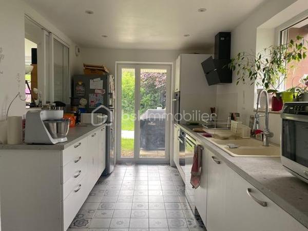 Dans un quartier résidentiel, venez découvrir cette agréable et confortable maison d'environ 160 m2 comprenant/
- Une entrée, un lumineux séjour-salon, une cuisine aménagée et équipée.
- Un bureau et une suite parentale avec WC indépendant.
 A l'étage : 
- Un palier desservant trois chambres spacieuses dont deux avec leur salle d'eau privative,   
- Une salle de bains avec WC.

Un garage avec un espace laverie et une cave en sous-sol viennent compléter cette maison.
Un beau terrain planté et arboré d'environ 750m2.

Cette maison bénéficie d'une rénovation complète offrant de nombreux avantages.
Proche des écoles, des universités, des commerces et transports.
De beaux moments en famille en perspective !
A VISITER SANS TARDER.
Contacter Anne HEBERT mandataire immobilier BSK Immobilier au 07.64.49.65.49 ou a.hebert@bskimmobilier.com .