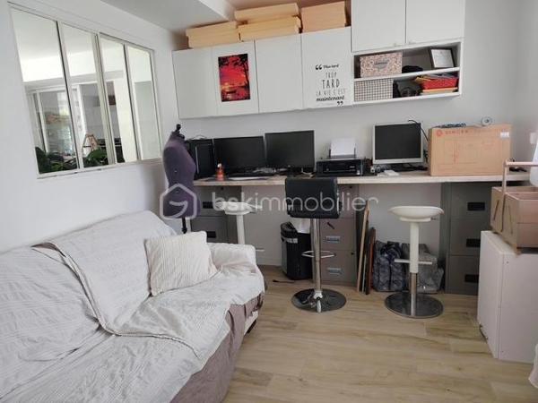 Dans un quartier résidentiel, venez découvrir cette agréable et confortable maison d'environ 160 m2 comprenant/
- Une entrée, un lumineux séjour-salon, une cuisine aménagée et équipée.
- Un bureau et une suite parentale avec WC indépendant.
 A l'étage : 
- Un palier desservant trois chambres spacieuses dont deux avec leur salle d'eau privative,   
- Une salle de bains avec WC.

Un garage avec un espace laverie et une cave en sous-sol viennent compléter cette maison.
Un beau terrain planté et arboré d'environ 750m2.

Cette maison bénéficie d'une rénovation complète offrant de nombreux avantages.
Proche des écoles, des universités, des commerces et transports.
De beaux moments en famille en perspective !
A VISITER SANS TARDER.
Contacter Anne HEBERT mandataire immobilier BSK Immobilier au 07.64.49.65.49 ou a.hebert@bskimmobilier.com .
