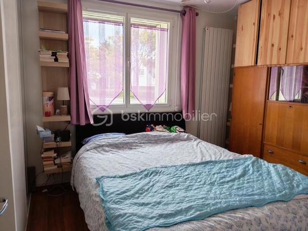 Dans un quartier résidentiel, venez découvrir cette agréable et confortable maison d'environ 160 m2 comprenant/
- Une entrée, un lumineux séjour-salon, une cuisine aménagée et équipée.
- Un bureau et une suite parentale avec WC indépendant.
 A l'étage : 
- Un palier desservant trois chambres spacieuses dont deux avec leur salle d'eau privative,   
- Une salle de bains avec WC.

Un garage avec un espace laverie et une cave en sous-sol viennent compléter cette maison.
Un beau terrain planté et arboré d'environ 750m2.

Cette maison bénéficie d'une rénovation complète offrant de nombreux avantages.
Proche des écoles, des universités, des commerces et transports.
De beaux moments en famille en perspective !
A VISITER SANS TARDER.
Contacter Anne HEBERT mandataire immobilier BSK Immobilier au 07.64.49.65.49 ou a.hebert@bskimmobilier.com .