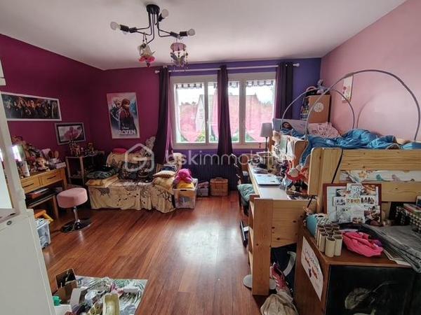 Dans un quartier résidentiel, venez découvrir cette agréable et confortable maison d'environ 160 m2 comprenant/
- Une entrée, un lumineux séjour-salon, une cuisine aménagée et équipée.
- Un bureau et une suite parentale avec WC indépendant.
 A l'étage : 
- Un palier desservant trois chambres spacieuses dont deux avec leur salle d'eau privative,   
- Une salle de bains avec WC.

Un garage avec un espace laverie et une cave en sous-sol viennent compléter cette maison.
Un beau terrain planté et arboré d'environ 750m2.

Cette maison bénéficie d'une rénovation complète offrant de nombreux avantages.
Proche des écoles, des universités, des commerces et transports.
De beaux moments en famille en perspective !
A VISITER SANS TARDER.
Contacter Anne HEBERT mandataire immobilier BSK Immobilier au 07.64.49.65.49 ou a.hebert@bskimmobilier.com .