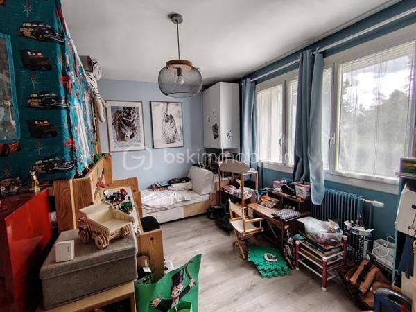 Dans un quartier résidentiel, venez découvrir cette agréable et confortable maison d'environ 160 m2 comprenant/
- Une entrée, un lumineux séjour-salon, une cuisine aménagée et équipée.
- Un bureau et une suite parentale avec WC indépendant.
 A l'étage : 
- Un palier desservant trois chambres spacieuses dont deux avec leur salle d'eau privative,   
- Une salle de bains avec WC.

Un garage avec un espace laverie et une cave en sous-sol viennent compléter cette maison.
Un beau terrain planté et arboré d'environ 750m2.

Cette maison bénéficie d'une rénovation complète offrant de nombreux avantages.
Proche des écoles, des universités, des commerces et transports.
De beaux moments en famille en perspective !
A VISITER SANS TARDER.
Contacter Anne HEBERT mandataire immobilier BSK Immobilier au 07.64.49.65.49 ou a.hebert@bskimmobilier.com .