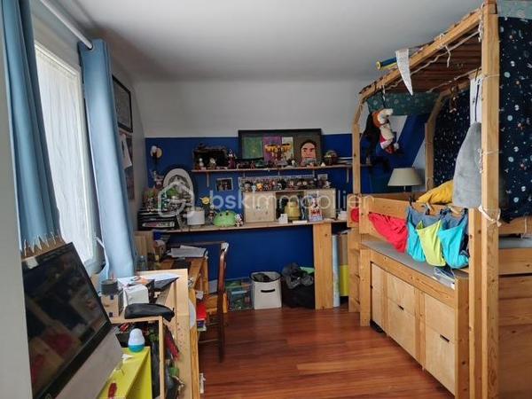 Dans un quartier résidentiel, venez découvrir cette agréable et confortable maison d'environ 160 m2 comprenant/
- Une entrée, un lumineux séjour-salon, une cuisine aménagée et équipée.
- Un bureau et une suite parentale avec WC indépendant.
 A l'étage : 
- Un palier desservant trois chambres spacieuses dont deux avec leur salle d'eau privative,   
- Une salle de bains avec WC.

Un garage avec un espace laverie et une cave en sous-sol viennent compléter cette maison.
Un beau terrain planté et arboré d'environ 750m2.

Cette maison bénéficie d'une rénovation complète offrant de nombreux avantages.
Proche des écoles, des universités, des commerces et transports.
De beaux moments en famille en perspective !
A VISITER SANS TARDER.
Contacter Anne HEBERT mandataire immobilier BSK Immobilier au 07.64.49.65.49 ou a.hebert@bskimmobilier.com .
