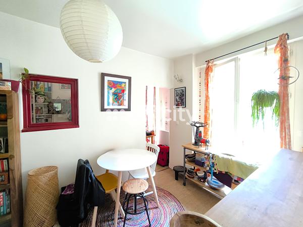 Appartement
         2 pièces
        - 30 m² 260 000 € *