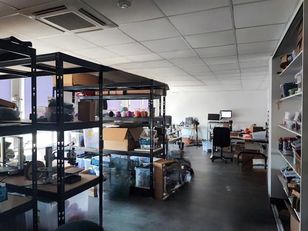 A VENDRE - LIMOGES SECTEUR JOURDAN - 166 m² de bureaux transformables en appartement avec parking