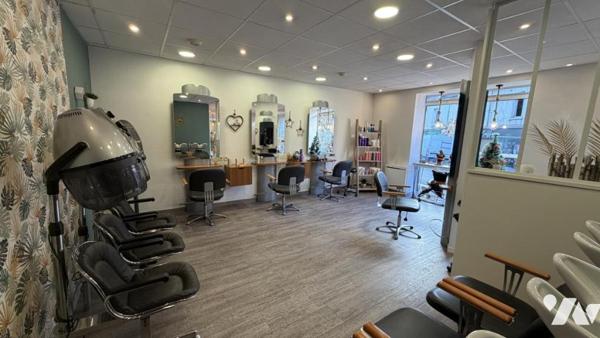 A vendre, fonds de commerce de COIFFURE situé à PONT-HEBERT, dans le bourg. 