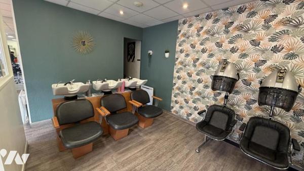 A vendre, fonds de commerce de COIFFURE situé à PONT-HEBERT, dans le bourg. 