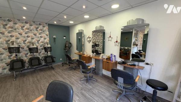 A vendre, fonds de commerce de COIFFURE situé à PONT-HEBERT, dans le bourg. 