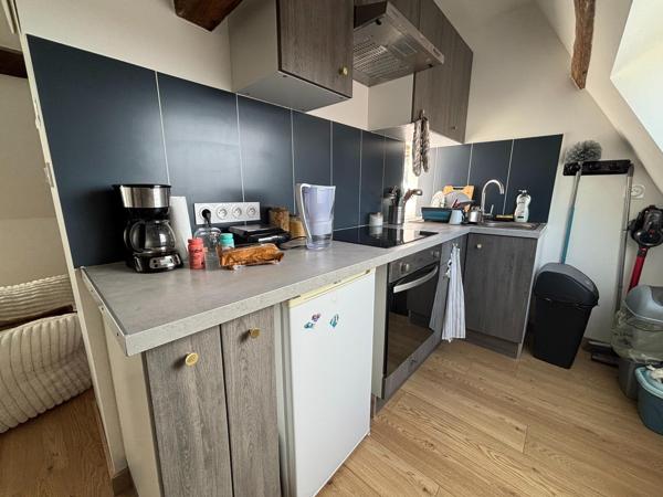 Ensemble immobilier, 1 maison individuelle, 3 appartements, un atelier.