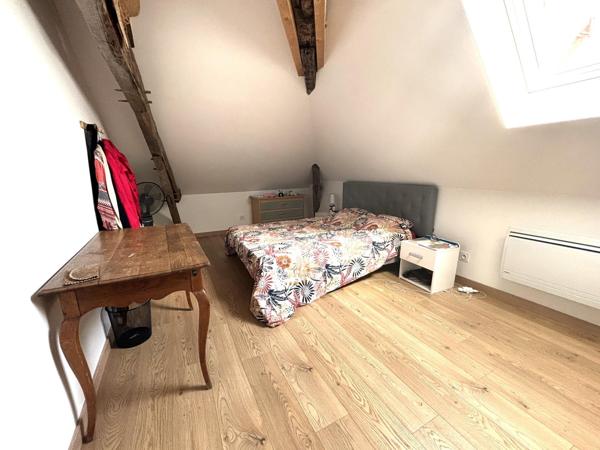 Ensemble immobilier, 1 maison individuelle, 3 appartements, un atelier.