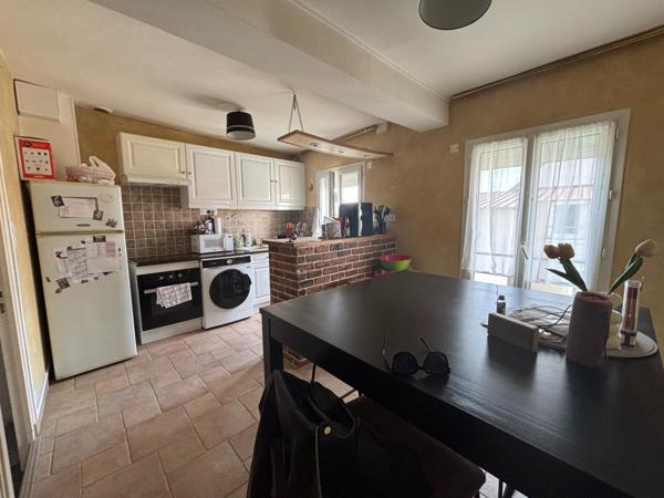 Ensemble immobilier, 1 maison individuelle, 3 appartements, un atelier.