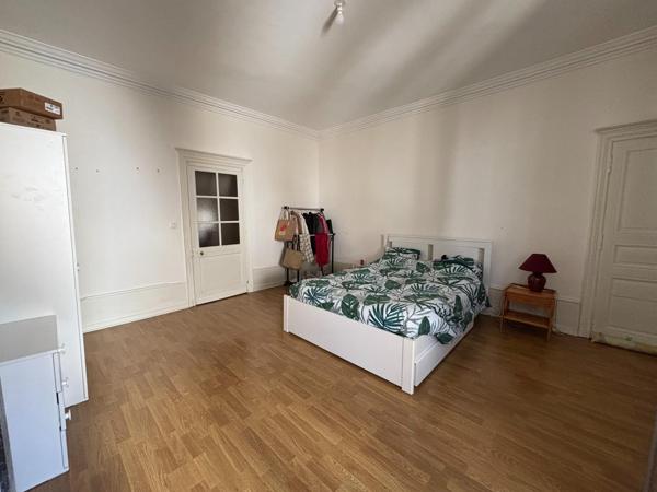Ensemble immobilier, 1 maison individuelle, 3 appartements, un atelier.