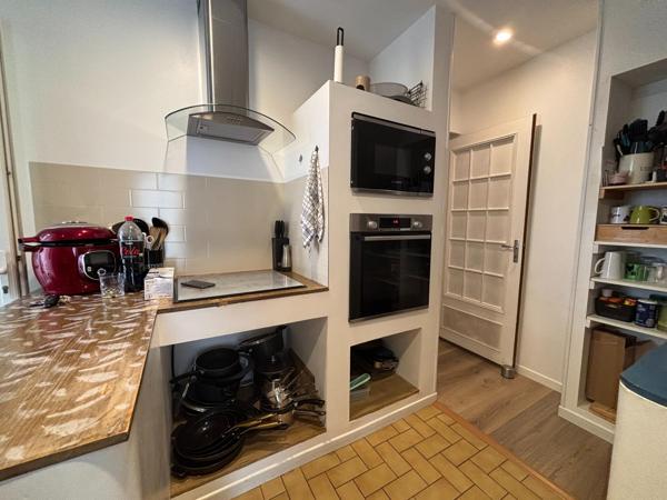 Ensemble immobilier, 1 maison individuelle, 3 appartements, un atelier.