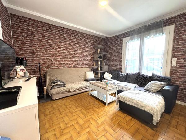 Ensemble immobilier, 1 maison individuelle, 3 appartements, un atelier.