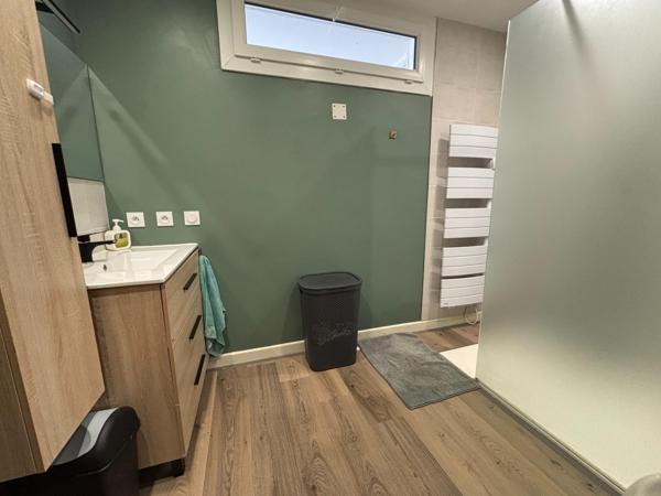 Ensemble immobilier, 1 maison individuelle, 3 appartements, un atelier.