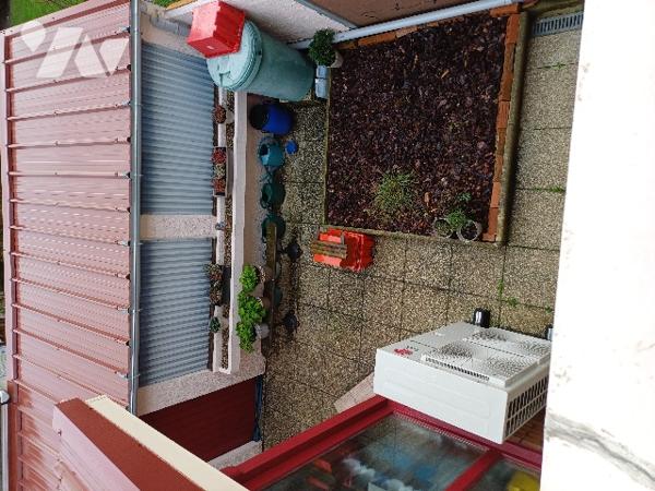 A OUTREAU, maison d'habitation mitoyenne d'environ 90 m² de surface habitable et son terrain.