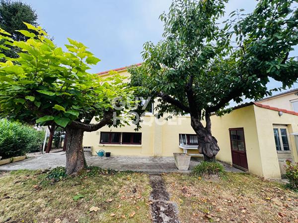 Maison individuelle jardin et garage.