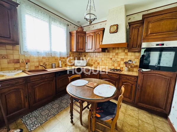 Maison individuelle jardin et garage.