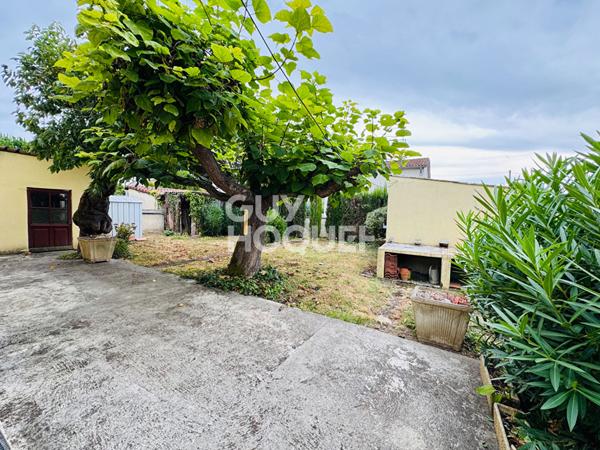 Maison individuelle jardin et garage.